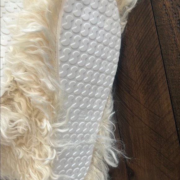 💕SKIMS Faux Fur Shaggy Boots Slippers💕 - Picture 7 of 10